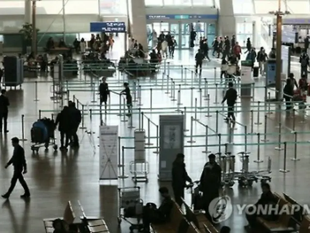 中国人観光客が減少し閑散とする仁川国際空港の出国ロビー＝（聯合ニュース）