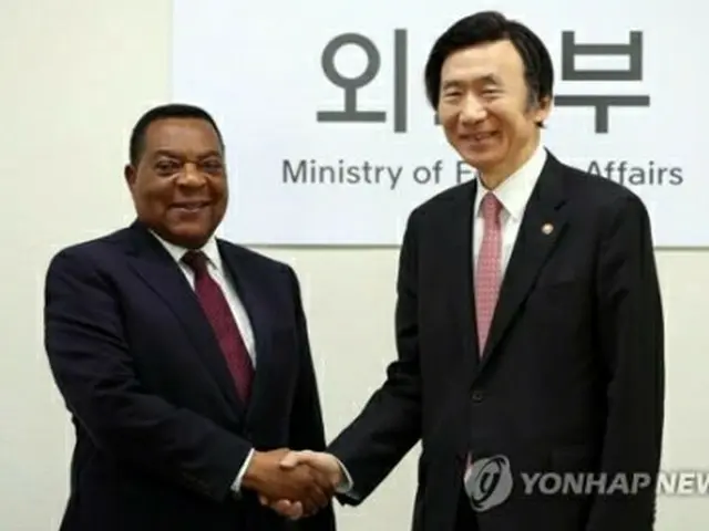 外交部を訪れたマヒガ氏（左）と握手する尹氏＝２４日、ソウル（聯合ニュース）
