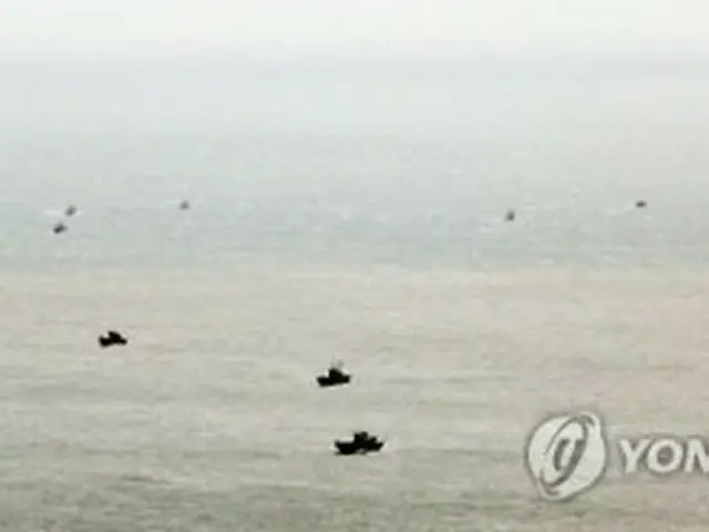 黄海で違法操業する中国漁船。北朝鮮は中国に漁業権を売ったとされる（資料写真）＝（聯合ニュース）