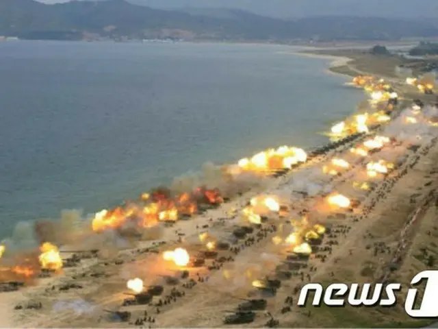 北朝鮮が朝鮮人民軍創設85年の記念日（建軍節）だった25日、金正恩（キム・ジョンウン）朝鮮労働党委員長が見守る中、最大規模の軍合同打撃（攻撃）示威をおこなった。