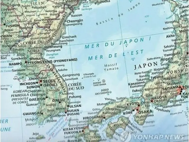 韓国の取り組みを受け、東海を「日本海」「東海」と併記する地図が増え始めている。仏紙ル・モンドの２０１５年版地図も同じフォントで併記した（提供資料）＝（聯合ニュース）