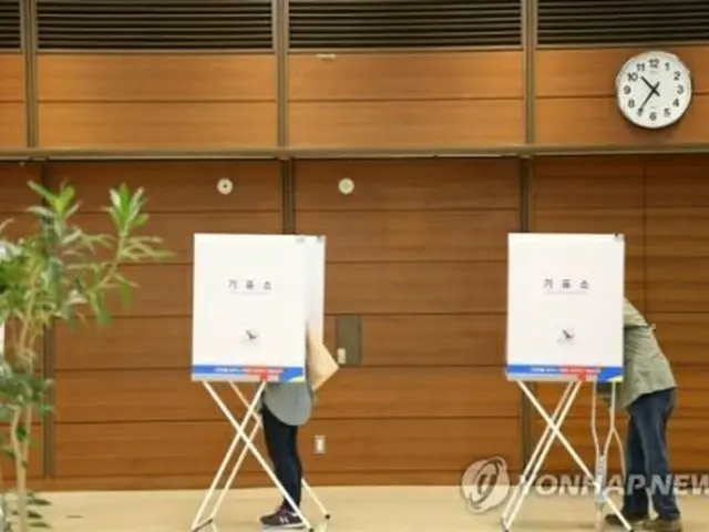 在外投票の初日、東京都港区の韓国大使館領事館で一票を投じる有権者＝４月２５日、東京（聯合ニュース）