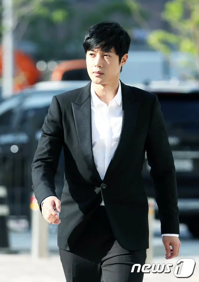 韓国俳優兼歌手のキム・ヒョンジュン（30）がファンに応援されながら、元交際相手の女性Aに対する名誉毀損裁判の証人として出廷した。（提供:news1）