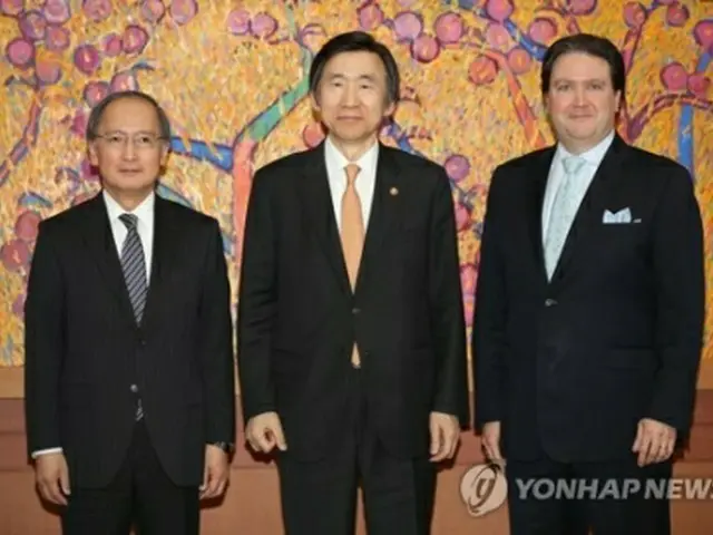 （左から）長嶺大使、尹長官、ナッパー大使代理＝２日、ソウル（聯合ニュース）