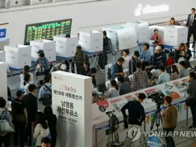 ソウル駅に設置された期日前投票所に朝から多くの有権者が訪れている。ソウル・竜山駅や仁川国際空港にも設置された＝４日、ソウル（聯合ニュース）