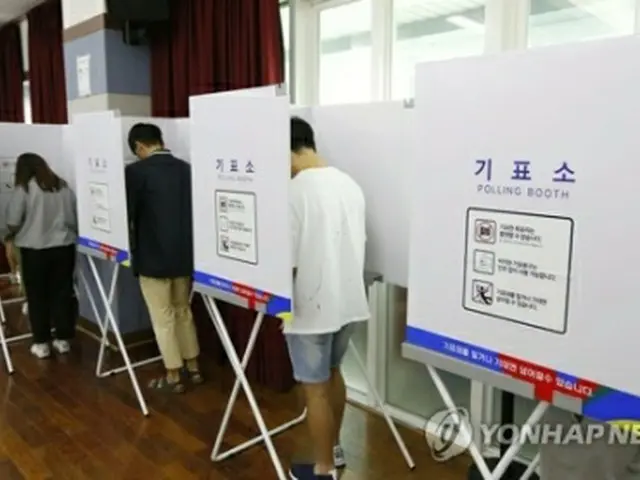 ソウル市内の期日前投票所で投票する有権者＝（聯合ニュース）