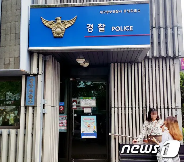 8日午後2時ごろ、韓国大邱（テグ）で行われた自由韓国党の洪準杓（ホン・ジュンピョ）大統領選挙候補の遊説現場にA氏（55、女）とB氏（29、女）ら2人が凶器を持って現れたが、警察に捕まった。