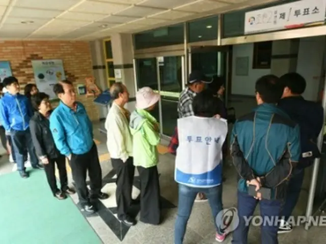 ソウル郊外の投票所に並ぶ有権者たち＝９日、水原（聯合ニュース）