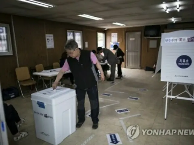 ソウル市内の投票所の様子＝９日、ソウル（聯合ニュース）