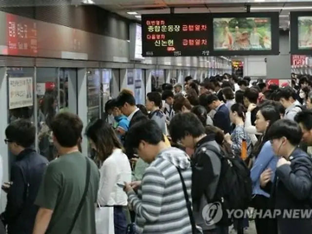 利用者が多いソウル地下鉄９号線（資料写真）＝（聯合ニュース）