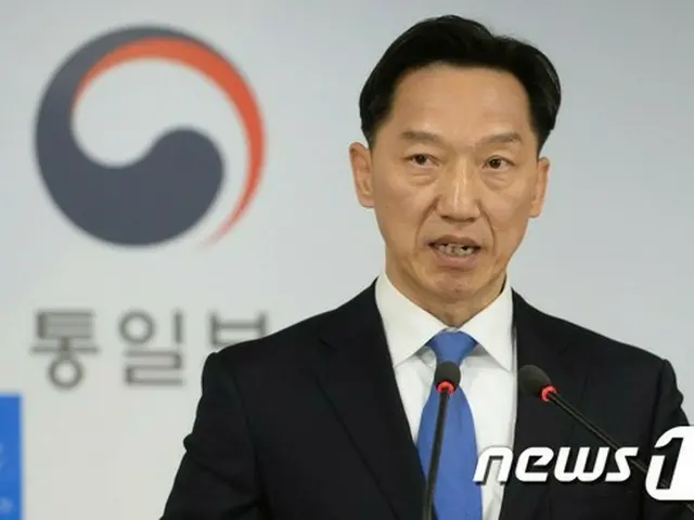 韓国統一部は17日、昨年2月の開城工業団地操業停止と共に、稼動が中断された南北軍事境界線にある板門店の連絡ルート正常化に関して「内部的にさまざまな点で検討してきた」と明らかにした。