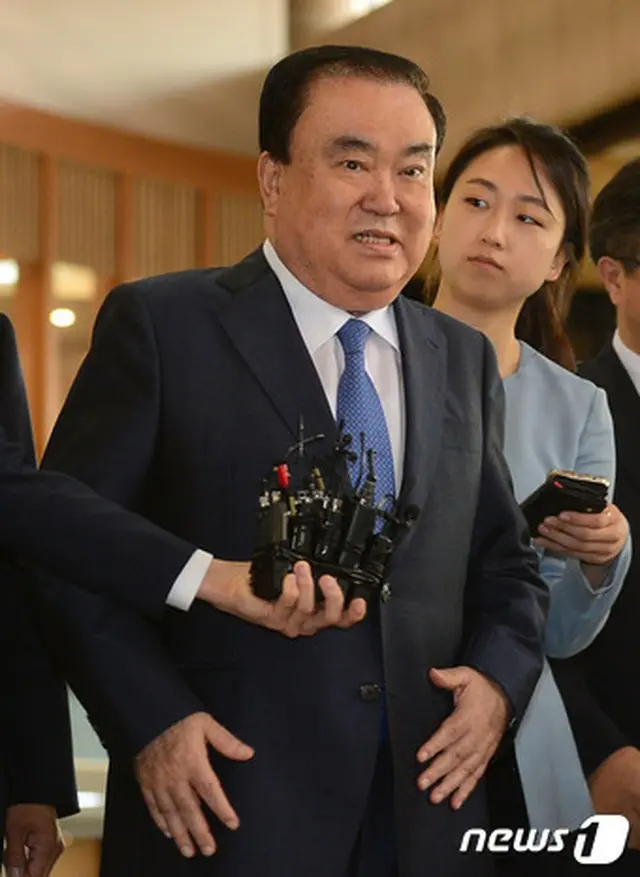 韓国の文在寅（ムン・ジェイン）政権の日本特使である文喜相（ムン・ヒサン）共に民主党常任顧問（72）は17日、「新政権の対日政策の方針を伝えるメッセンジャーとして来た」と述べた。