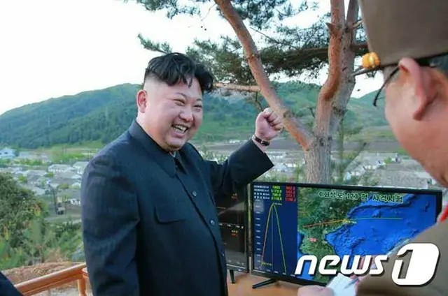 北朝鮮の金正恩（キム・ジョンウン）朝鮮労働党委員長は21日に発射した中距離弾道ミサイル「北極星2」型の実戦配備を承認した。北朝鮮の朝鮮中央通信が22日、伝えた。