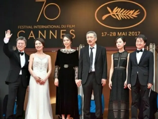 中国メディアはホン・サンス監督（右から３人目）らのカンヌ国際映画祭出席を報じた（チャイナデイリーより）＝（聯合ニュース）