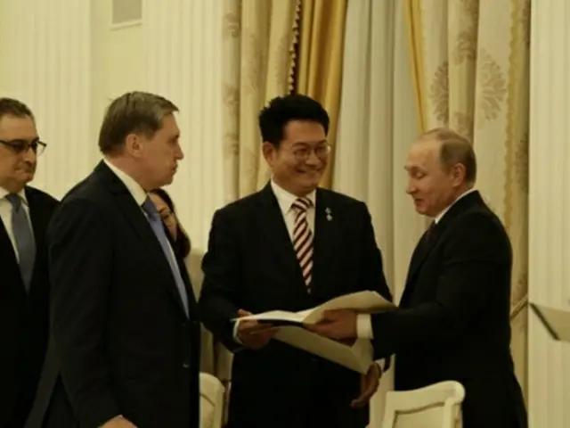 プーチン大統領（右端）との会談で文大統領の親書を手渡す宋氏＝（聯合ニュース）