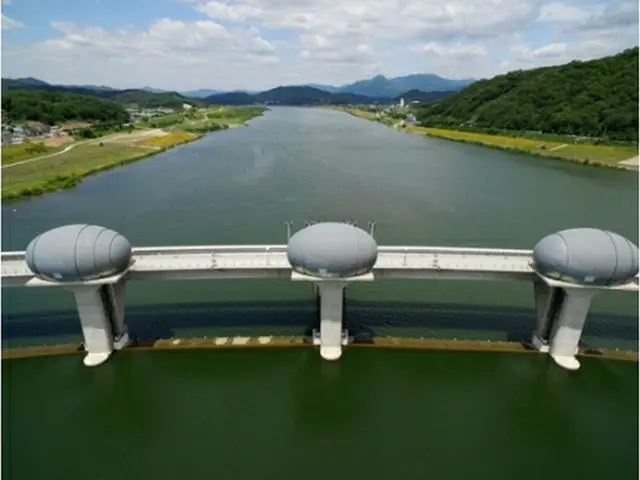 開放される漢江の堰＝２６日、ソウル（聯合ニュース）