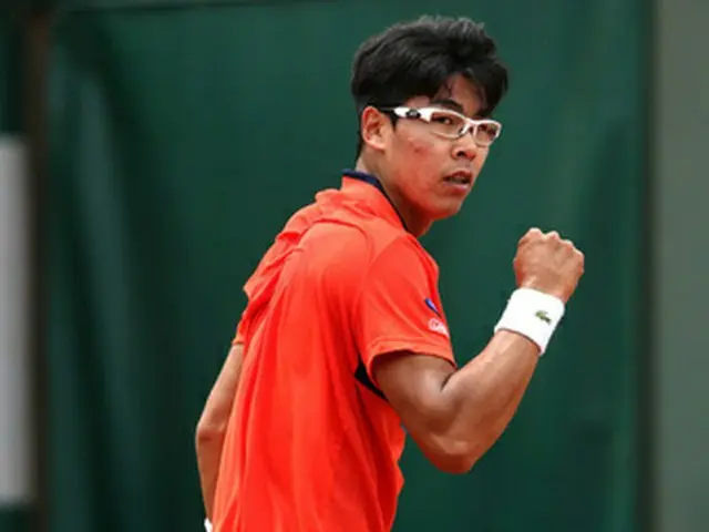 韓国男子テニス界の看板選手チョン・ヒョン（21、世界ランク67位）がシーズン2度目のメジャー大会・全仏オープンで3回戦に進出した。