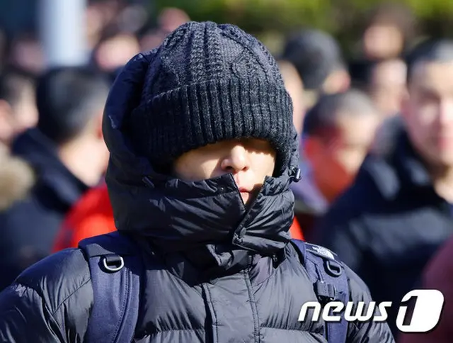 大麻吸煙容疑で摘発された韓国の人気アイドルグループ「BIGBANG」T.O.P（本名:チェ・スンヒョン、29）が取材陣の目を避け、予想より早い時間に定期外泊を終えて服務中の義務警察に復帰した。