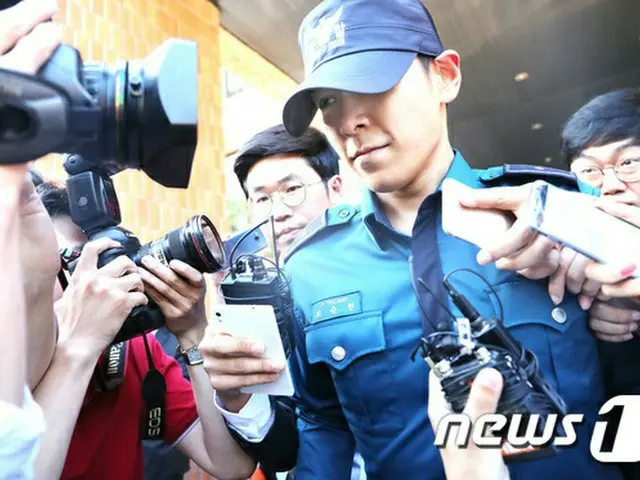 大麻を吸った容疑で起訴された韓国の人気アイドルグループ「BIGBANG」T.O.P（29、本名:チェ・スンヒョン）が、職位解除・帰宅措置を控えている中、今後の裁判過程に関心が集まっている。（提供:news1）
