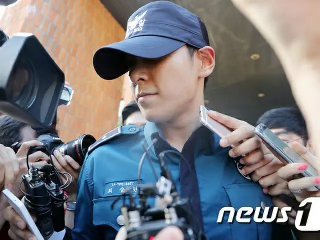 意識不明で発見されて病院に搬送された韓国ボーイズグループ「BIGBANG」T.O.Pが、意識を取り戻したと伝えられたが情報が錯綜中。（写真は5日江南警察署から出てきたT.O.P / 提供:news1）