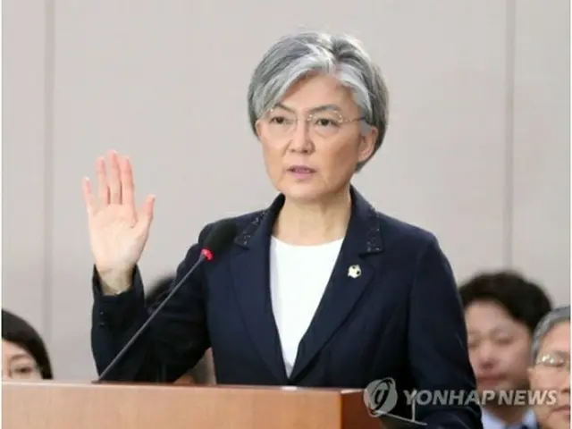 国会で開かれた人事聴聞会で宣誓する康京和氏。任命されれば韓国で初めて女性が外交部長官となる＝７日、ソウル（聯合ニュース）