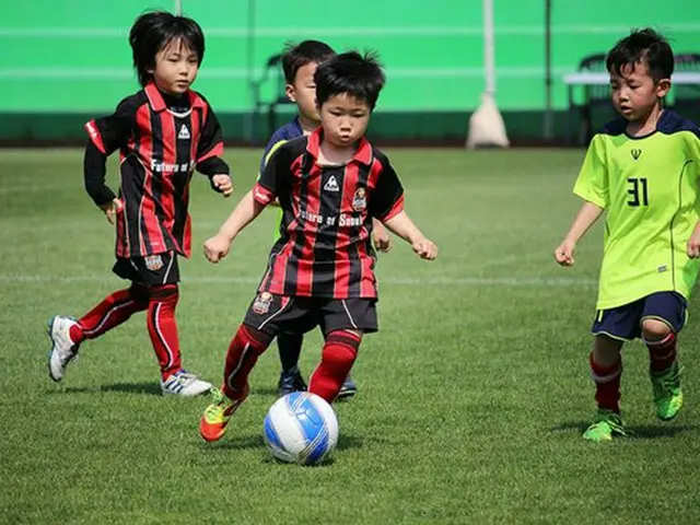 韓国のプロサッカーチーム・FCソウルの幼少年アカデミー「Future of FCソウル」が幼稚部クラスへの熱い関心に、5歳クラスを新設しソウル全域にも幼稚部クラスを拡大する。