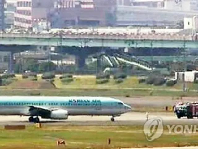 福岡空港に到着した大韓航空機（ＮＨＫテレビ画面）＝９日、東京（聯合ニュース）