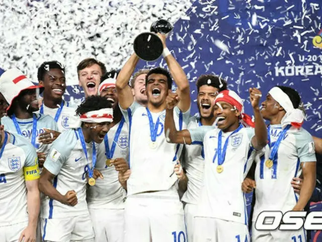 イングランドが国際サッカー連盟（FIFA）U-20ワールドカップ韓国大会で優勝した。同大会初優勝と共に51年ぶりにFIFA主管の大会での優勝を手にしたことになる。