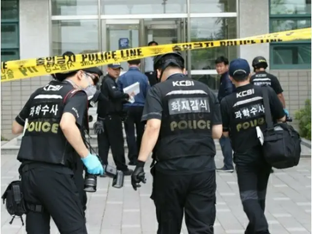 爆発のあった現場に向かう警察関係者ら＝１３日、ソウル（聯合ニュース）