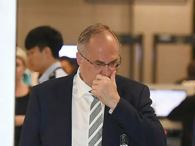 イ・ヨンス大韓サッカー協会副部長（技術委員長）は15日午後、坡州（パジュ）NFCで記者会見をおこない、自身の辞任とウリ・シュティーリケ代表監督（62）の解任を公式発表した。