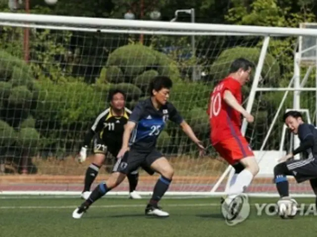 ゴール前でボールを奪い合う韓日議員＝１７日、ソウル（聯合ニュース）