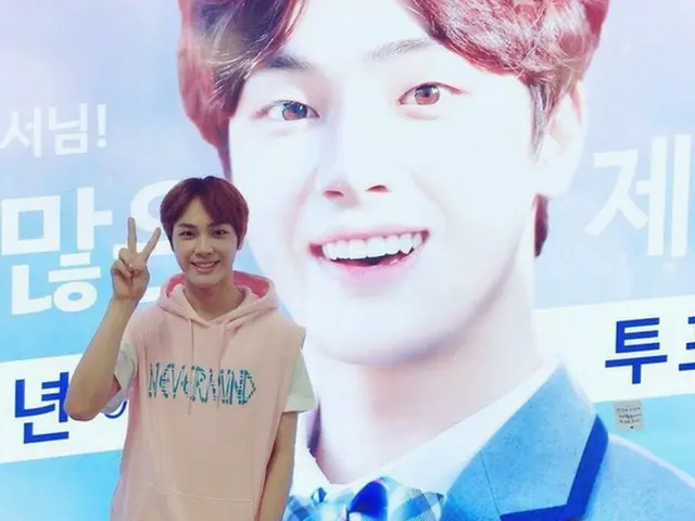 Mnet「プロデュース101シーズン2」に出演したチュ・ハクニョンが、番組終了直後、最後に自分の広告が貼られた地下鉄の駅構内を訪れ、注目を集めた。(提供:news1)