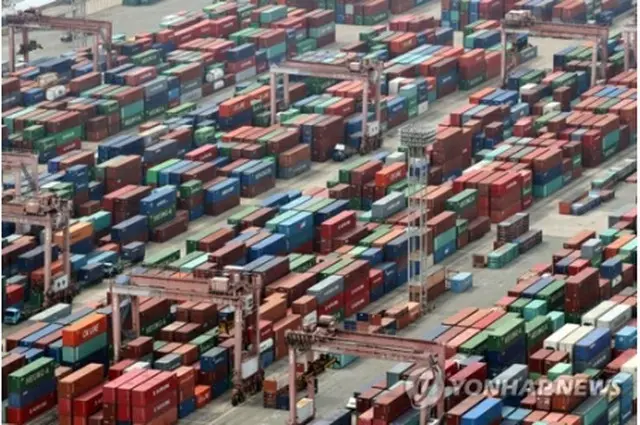 輸出品を積んだコンテナが並ぶ釜山港（資料写真）＝（聯合ニュース）