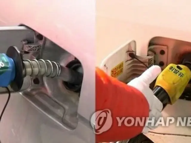 軽油（左）とガソリンの給油の様子＝（聯合ニュースＴＶ）
