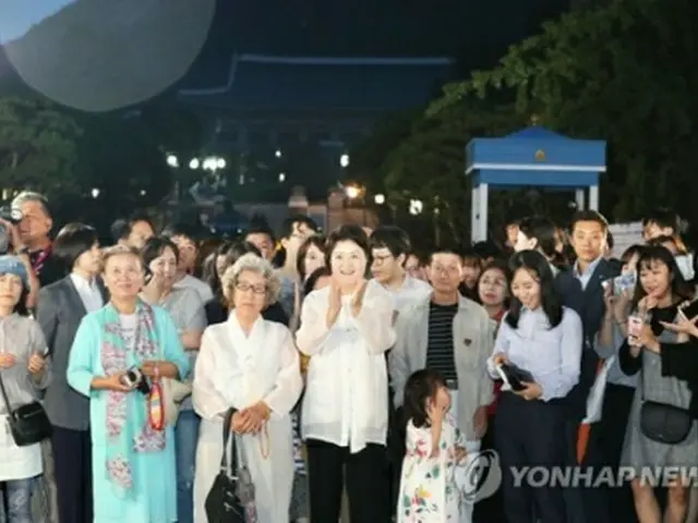 記念イベントで市民と共に拍手する文大統領夫人の金正淑氏（前列中央）＝２６日、ソウル（聯合ニュース）