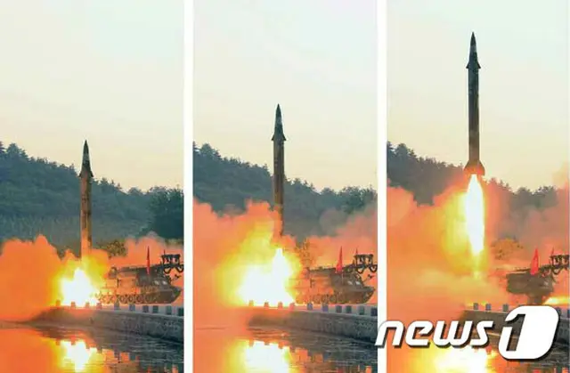日本政府が27日、北朝鮮の核・ミサイル開発による制裁措置の一環として北朝鮮を出入りする全ての船舶・航空機の貨物検査を許可する「キャッチオール規制」を導入、来月中旬に施行される見通しだ。（提供:news1）