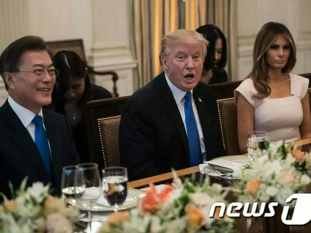 ドナルド・トランプ米大統領が29日（現地時間）、韓国の文在寅（ムン・ジェイン）大統領夫妻の米国訪問を歓迎する夕食会の日程が予定より35分遅れて終了した。（提供:news1）