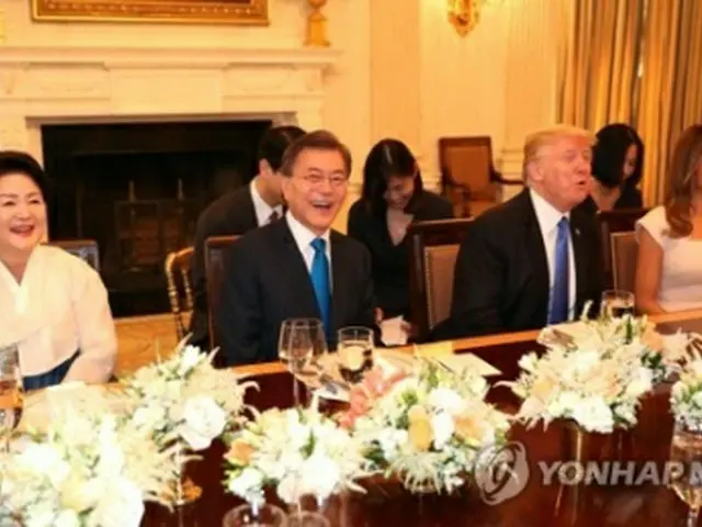 ホワイトハウスで夕食会に臨む韓米首脳夫妻＝２９日、ワシントン（聯合ニュース）