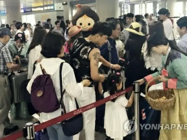 済州国際空港に到着した日本人観光客ら＝３０日、済州（聯合ニュース）