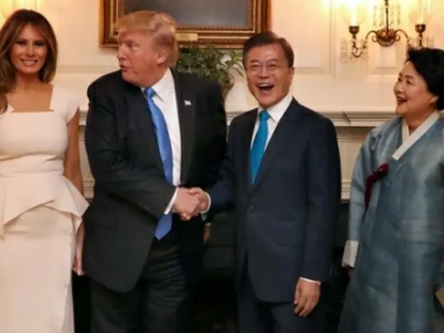ホワイトハウスで握手を交わす文大統領（右から２人目）とトランプ大統領＝２９日、ワシントン（聯合ニュース）