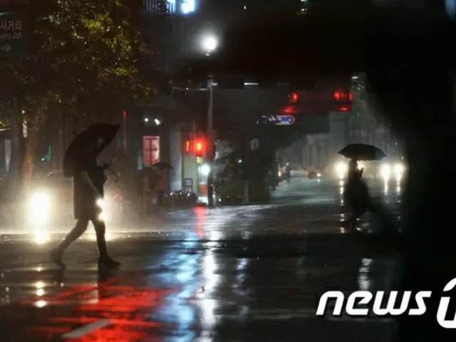 梅雨前線の影響で韓国の中部地方と一部南部地方で雷と稲妻を伴った豪雨となり、ソウル地域でも被害が相次いだ。