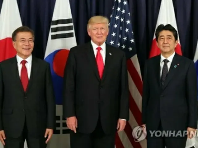 記念撮影をする韓米日首脳。左から文大統領、トランプ大統領、安倍首相＝６日、ハンブルク（聯合ニュース）