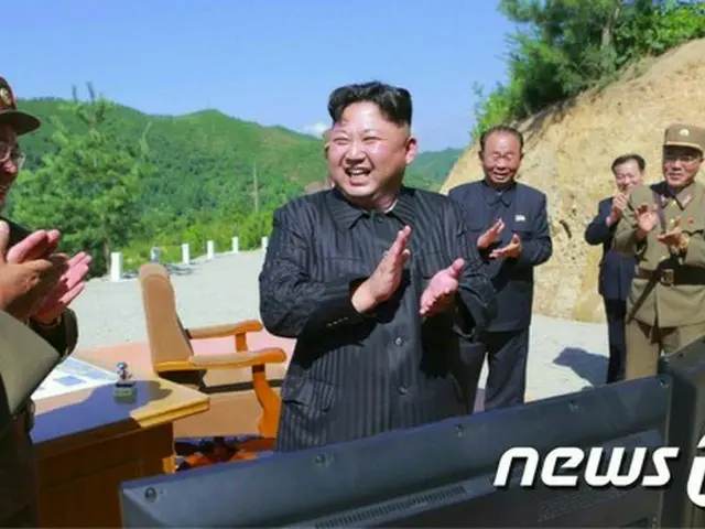 北朝鮮の金正恩（キム・ジョンウン）朝鮮労働党委員長が大陸間弾道ミサイル（ICBM）級の発射実験を参観した姿が写し出された写真に、新型ベンツが登場しているとアメリカの声（VOA）が14日、報道した。