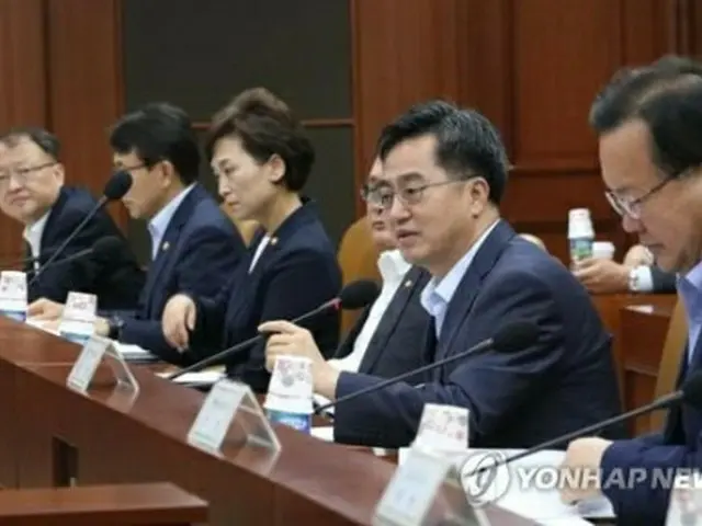 経済関係閣僚会議で発言する金東ヨン氏（右から２人目）＝１６日、ソウル（聯合ニュース）