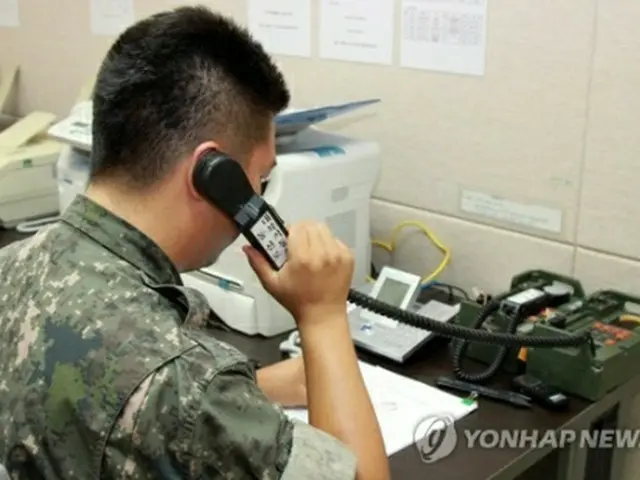 軍の通信線を通じて北朝鮮に連絡を試みる韓国軍関係者（資料写真）＝（聯合ニュース）