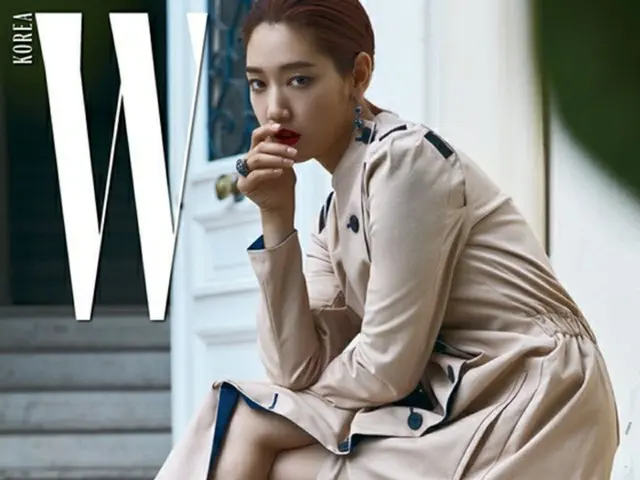 ファッション誌「W KOREA」で韓国女優パク・シネの蠱惑美あふれる画報を公開し、話題を集めた。（提供:news1）