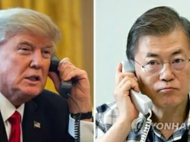 文大統領（右）が７日午前、トランプ大統領（左）と電話会談した（青瓦台提供）＝７日、ソウル（聯合ニュース）