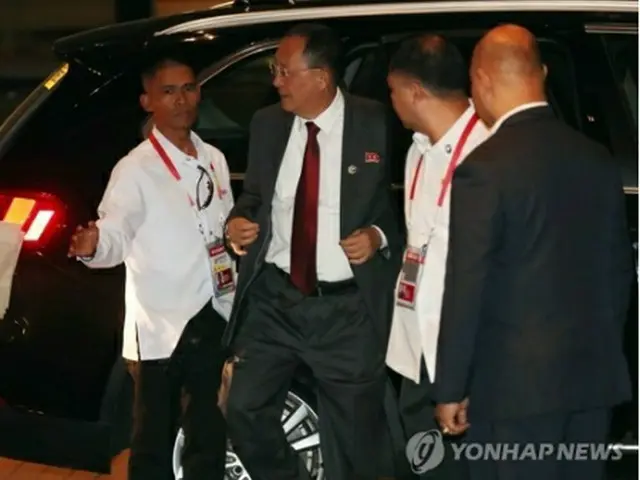 ７日、ＡＲＦの会場からマニラのホテルに戻る北朝鮮の李容浩外相（左から２人目）＝（聯合ニュース）