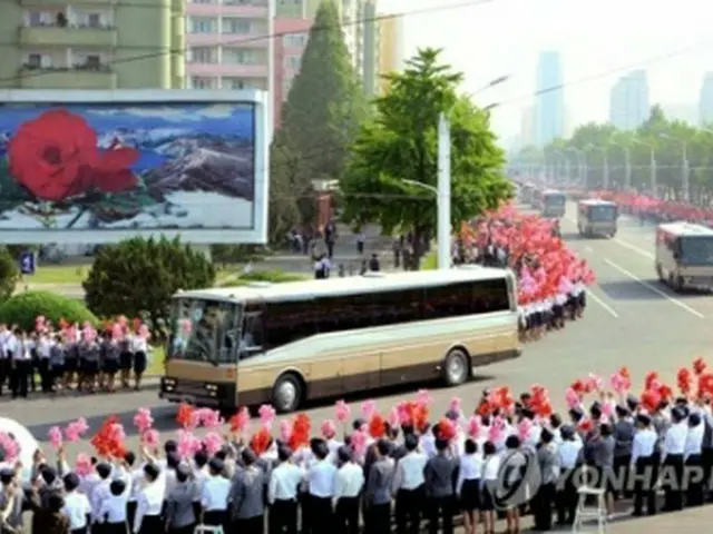 北朝鮮が１４日発射した新型の中長距離弾道ミサイル「火星１２」の開発者らを招いた祝賀行事が平壌で行われた。朝鮮労働党機関紙、労働新聞が１９日報じた。「首都のあちこちで国防科学戦士を迎える祝賀ムードが高まった」と伝えた＝１９日、ソウル（労働新聞