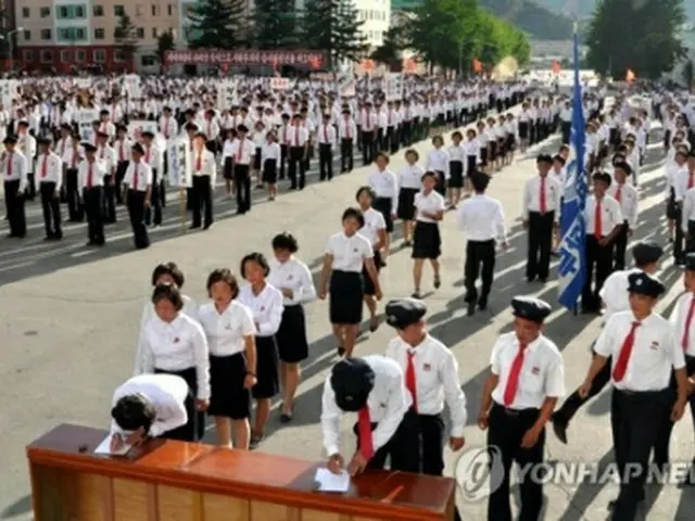 入隊や再入隊の嘆願書を書く北朝鮮の若者たち＝（朝鮮中央通信＝聯合ニュース）
